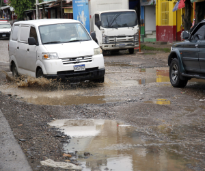 Los baches de la colonia Arturo Quezada son tan grandes que pueden dañar las piezas de los vehículos y, el único tratamiento que reciben, es tierra.