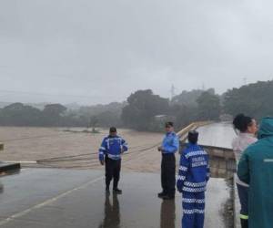 Carreteras y puentes destruidos ha dejado el paso de la tormenta tropical Sara por Honduras.