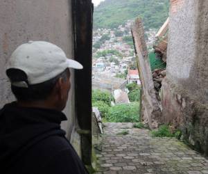 Los vecinos cercanos a la zona cero del deslizamiento ven con zozobra colapsar las casas deshabitadas de la colonia.