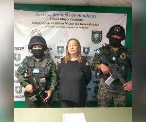 Vestida de negro y con un semblante serio, así aparece la exministra Rocío Tábora en su primera foto tras ser capturada.