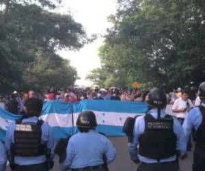 Los manifestantes aseguran que nadie saldrá o entrará de Choluteca hasta que se resuelva el conflicto.