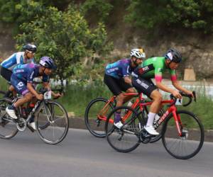 Con las emociones a flor de piel y una incesante competencia por el primer lugar, en donde no se perfila un claro ganador, la segunda vuelta de la categoría Élite Masculina es solo el preámbulo de un trepidante cierre para conocer al nuevo campeón de la Vuelta Ciclística de EL HERALDO 2023.