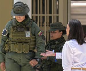 La militar venezolana hizo caso omiso al saludo de María Corina Machado.