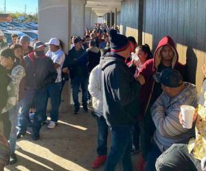 A diario acuden cientos de hondureños al Consulado de Houston.