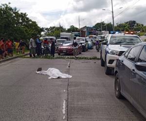 Un fuerte congestionamiento vial se registró en la zona, pues el cuerpo de la víctima quedó en medio de la calle.