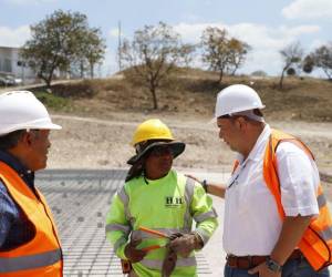 El alcalde de la capital, Jorge Aldana, regresó a la represa San José para conocer los trabajos que se realizan en la zona, luego de la explosión controlada que causó que tres personas resultaran heridas, entre ellas el mismo edil.