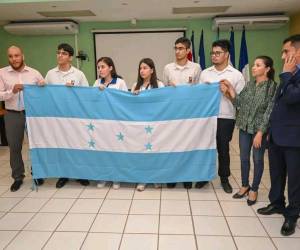 Los cinco alumnos que participarán el la Olimpiada de Química.