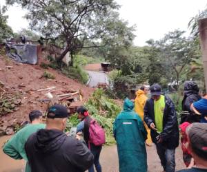 Las lluvias presentes en horas de la noche del jueves y la mañana del viernes dejó algunas incidencias como la caída de un muro en la colonia Los Pinos.