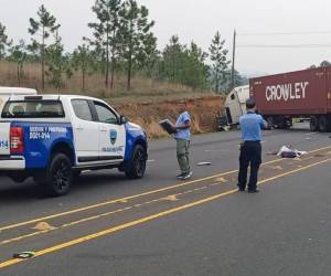 Las imágenes de la escena muestran la rastra atravesada en el carril contrario y el cuerpo de la víctima en medio de la carretera.