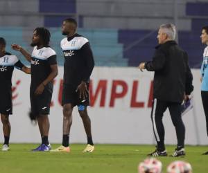 La selección de Honduras realizó su primer entrenamiento previo al duelo del próximo viernes ante México y Reinaldo Rueda busca el sustituto del Choco Lozano