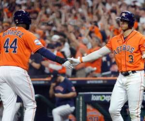 Mauricio Dubón, a punto de tomar por tercera vez el bate de béisbol.