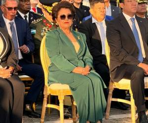 La presidenta de la CSJ, Rebeca Ráquel Obando, asistió al izamiento de la Bandera Nacional, junto a la presidenta Xiomara Castro y el titular del Congreso Nacional, Luis Redondo.