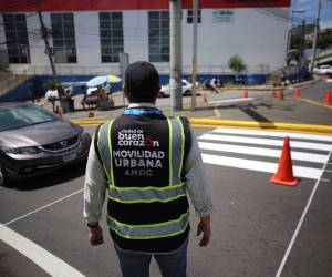 Los técnicos de Movilidad Urbana llegaron hasta el barrio La Granja para comenzar a señalizar.