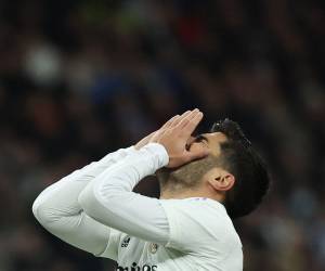 El centrocampista español del Real Madrid, Marco Asensio, reacciona durante el partido de fútbol de la Liga española entre el Real Madrid CF y el Club Atlético de Madrid en el estadio Santiago Bernabéu de Madrid.