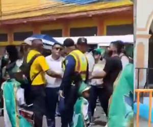 La confrontación entre un agente municipal y el docente en desfiles de La Ceiba, ha causado indignación.