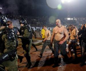 La policía serbia tuvo que intervenir para calmar a los hinchas.