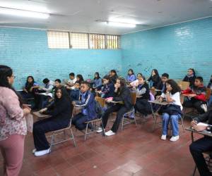 Miles de estudiantes tienen previsto retornar a clases este lunes en la capital.