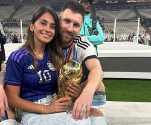 Antonela bajó a la cancha para felicitar a su esposo por convertirse en campeón mundial.