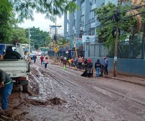 Una fuerte lluvia azotó la noche del domingo y madrugada de este lunes la capital de Honduras, lo que provocó inundaciones de calle y el desplome de varios muros, entre ellos el del Instituto Central Vicente Cáceres (ICVC).