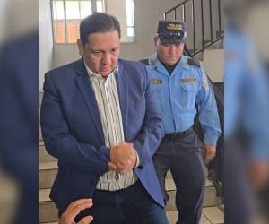 Gabriel Rubí lució serio y callado tras salir de su audiencia.