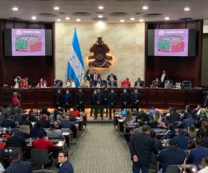 El ambiente en el Congreso se mantuvo más tranquilo que en la sesión anterior, pero se contó con la presencia de personal de seguridad en varios puntos.