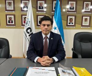 Marlon Ochoa publicó una fotografía en la sala de sesiones del pleno del CNE a la espera de la llegada de sus compañeras consejeras.