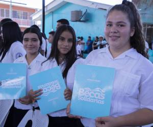 Durante el evento se entregaron las Becas Solidarias, bonos y uniformes escolares a niños y niñas del nivel primario de Olancho y Ocotepeque.