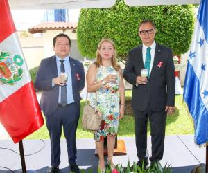 En ocasión de conmemorar el 203 aniversario de la proclamación de la Independencia de la República del Perú, la embajada de esta nación sudamericana acreditada en Honduras ofreció un distinguido coctel de celebración. La encargada de Negocios y ministra consejera Yvette Noemi Beoutis fungió como anfitriona del representativo evento que reunió al cuerpo diplomático, funcionarios gubernamentales, académicos universitarios y demás invitados especiales para compartir vivencias. En la imagen, Juan Carlos Arosemena, Yvette Noemi Beoutis y Antonio García.