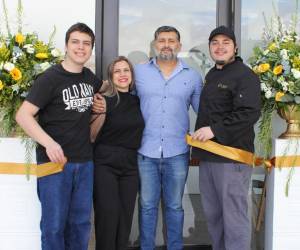 El chef Shafick Dacarett (último en la foto) posa orgullosamente con su familia durante la apertura del Restaurante Habibi.