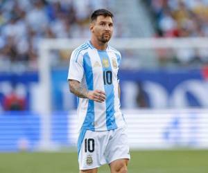 Lionel Messi partió desde el banco de suplentes en el partido en que Argentina se impuso por la mínima ante Ecuador.