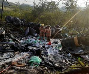 Los vehículos de carga pasada quedaron completamente destruidos a raíz de la brutal colisión.