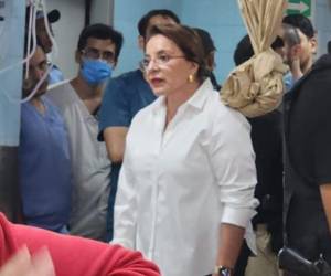 Momento en que la presidenta Xiomara Castro visitaba a los ocho heridos que dejó el accidente del bus que venía de la ciudad de El Progreso, departamento de Yoro.