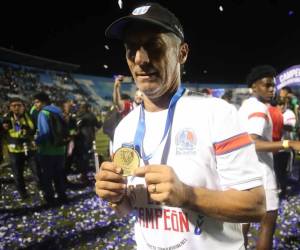 Pedro Troglio festejando la Copa 37 con el Olimpia.