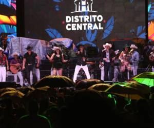 Pese a la lluvia, capitalinos y personas de otras zonas del país disfrutaron con ritmo y alegría de la primera noche del Carnaval de Tegucigalpa 2024, celebra en el bulevar Suyapa este 28 de septiembre.