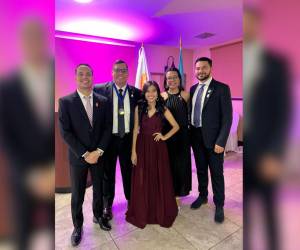 Gulliermo Osorio, Fernando Goti, Luciana Benitez, Marcela Romero y Diego España conforman la nueva junta directiva del Club Rotaract de Tegucigalpa.