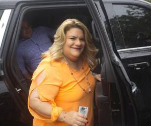 La candidata a la Gobernación de Puerto Rico por el Partido Nuevo Progresista (PNP), Jenniffer González, llega para depositar su voto al centro de votación instalado en la escuela Salvador Brau, este martes.