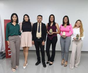 Jennifer Maldonado, Alessandra Fúnez, José Díaz, Fátima Álvarez, Alejandra Alvarado y Mavis Callejas fueron condecorados por su excelencia en el periodismo.