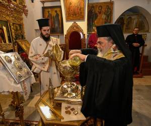 Uno de los pasos más importantes durante la coronación de Carlos III el próximo 6 de mayo será la unción que recibirá por parte del arzobispo de Canterbury. Todos los reyes han sido ungidos con este aceite crismal que es consagrado en Jerusalén especialmente para el monarca que asume el trono de Inglaterra.