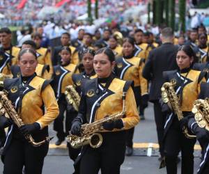 Con coloridos uniformes e imponentes instrumentos, la banda del Instituto Bethel de La Ceiba se hizo presente en el Estadio Nacional “Chelato” Uclés.