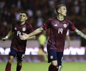 Kenneth Vargas de Costa Rica celebra su gol.