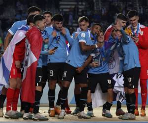 Los jugadores de Uruguay celebran en el podio después de derrotar a Italia y ganar la Copa Mundial Sub-20 Argentina 2023 en el Estadio Único Diego Armando Maradona en La Plata, Argentina, el 11 de junio de 2023.