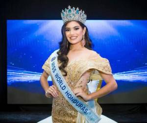 En una noche de emoción y celebración, Izza Sevilla, joven de 18 años originaria de La Ceiba, fue coronada como Miss Honduras Mundo 2024 en una ceremonia realizada en el Salón Palestina del Hotel Quinta Real de su ciudad natal.