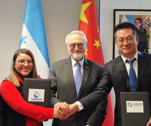 La firma de los contratos se dio en la Embajada de Honduras en China, ubicada en la ciudad de Beijing.