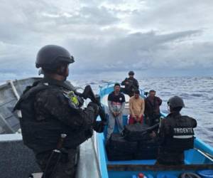 Los tres ecuatorianos cuando fueron capturados a bordo de la embarcación.