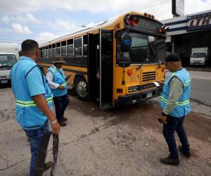 Las unidades que viajan con pasajeros sin el proceso de revisión pueden ser sancionadas con multas de entre 600 y 11,000 lempiras.