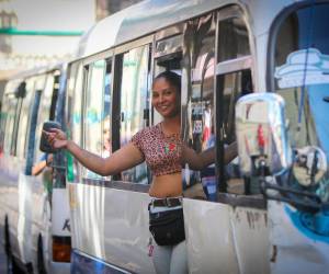 La sonrisa de Johana es la que recibe a los pasajeros, ella es una de las miles de capitalinas que cruzaron la frontera del estigma para demostrar que como mujeres, pueden ejecutar trabajos que tradicionalmente los ejecutaban solo hombres.