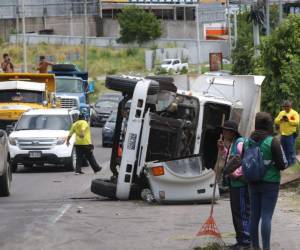 El conductor explicó que no pudo detener el vehículo a tiempo debido a la velocidad.