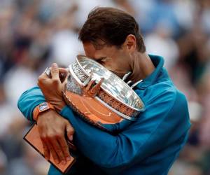 Rafael Nadal es homenajeado por figuras del tenis tras anunciar su retiro, cerrando una carrera histórica y llena de éxitos.