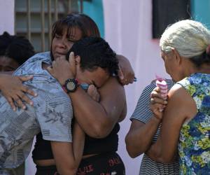 “Ay, mi papá”. Los hijos de Víctor Bustos, uno de los al menos once civiles muertos tras salir a protestar por la cuestionada reelección del presidente Nicolás Maduro, lloran inconsolables mientras abrazan el féretro dispuesto en la sala de su humilde vivienda.