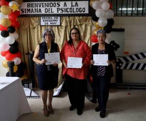 Lina Mendoza, Patricia Mackay y Argentina Contreras fueron tres de los cinco docentes laureados por su vasta trayectoria instruyendo a los estudiantes en las ramas psicológicas.